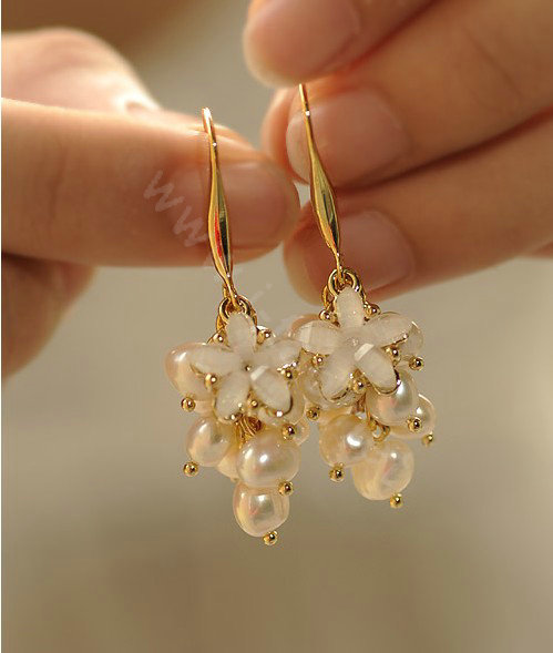 Classic fashion women flower pearls earrings 18k gold plated - White