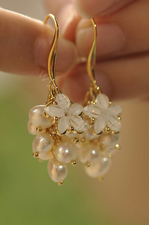 Classic fashion women flower pearls earrings 18k gold plated - White