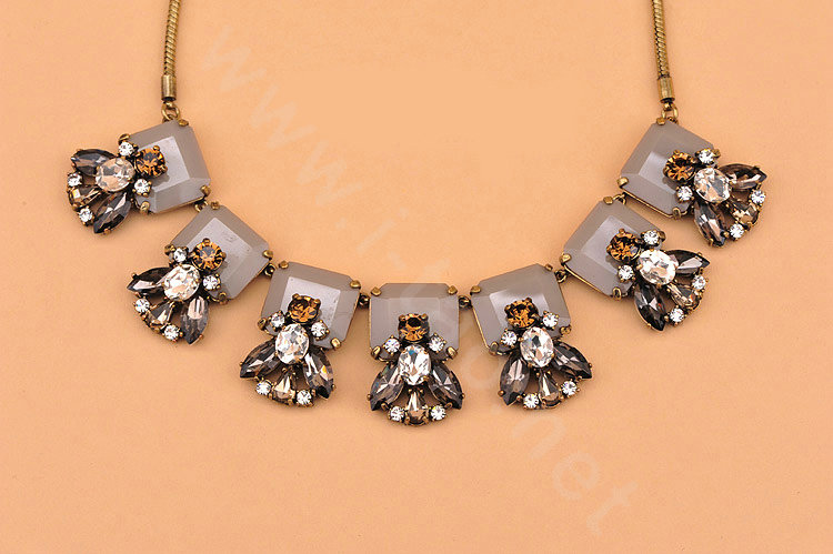 Luxury Fashion Women Exaggeration Choker Crystal Flower Retro Bib Necklace Jewelry - Grey