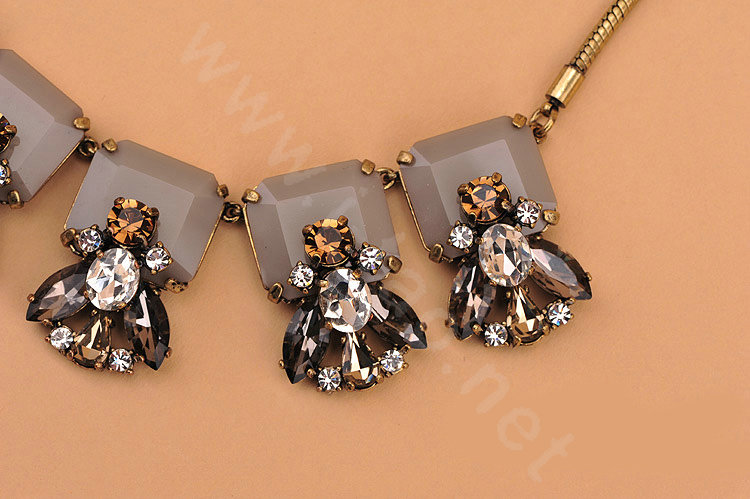 Luxury Fashion Women Exaggeration Choker Crystal Flower Retro Bib Necklace Jewelry - Grey